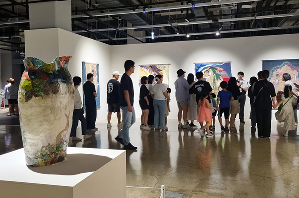 청주국제공예비엔날레 관람객들의 모습<br>

