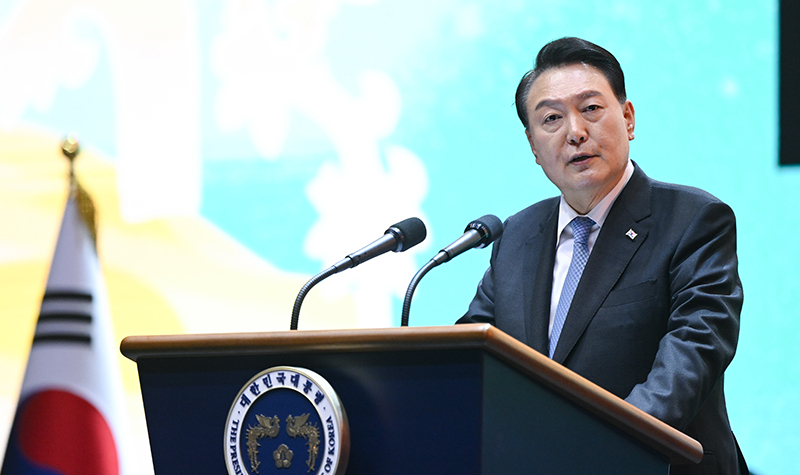  윤석열 대통령이 23일 충남 공주시 금강신관공원에서 열린 2023 대백제전 개막식에서 축사하고 있다. <br>
