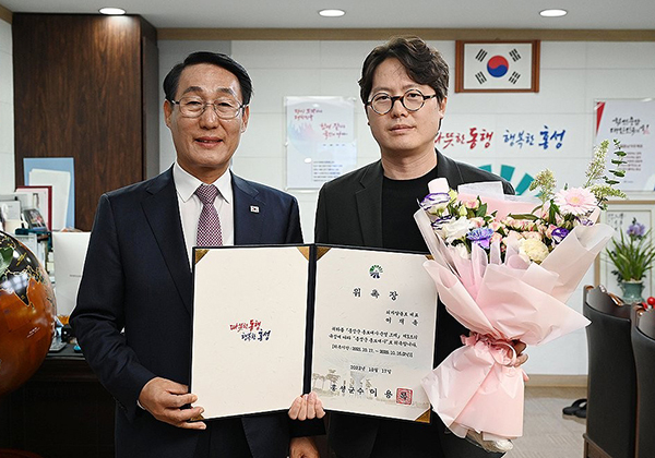 이재욱(오른쪽) 피자알볼로 대표가 17일 충남 홍성군청에서 홍보대사로 위촉된 뒤 이용록(왼쪽) 홍성군수와 기념사진을 촬영하고 있다. <br>
