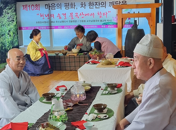 열린문예원 이미선 원장이 차를 직접 만들어서 스님들께 공양하고 있다. 