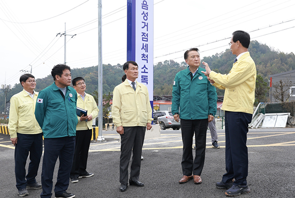 거점소독시설 찾은 김영환(오른쪽 두번째) 충북지사<br>
