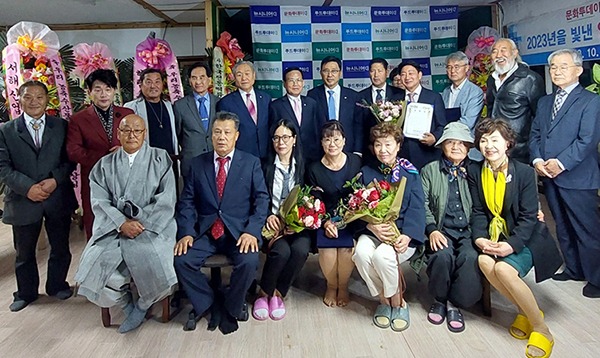 문화투데이가 선정한 '2023년 빛낸 인물' 수상자들이 시상식 후 기념사진을 찍고 있다. 사진 앞줄 왼쪽부터 법륜스님(불교문화진흥원 대표), 황창연 문화투데이 대표, 신미자 다오소엔터테인먼트 이사, 김정란 서해산업 이사, 원창분 농축액전문기업 영농조합법인 산정푸드 대표이사, 혜선스님, 뉴시니어 구재숙 대표, 뒷줄 왼쪽부터 최부진 서각화가, 조재권 가수, 최길용 화가, 김진수 문화투데이 논설실장, 이홍기 한국농업경영인연합회 초대회장, 유경배 한국전통떡류연합회장, 김춘진 한국농수산식품유통공사 사장, 김철규 서해산업 대표, 김영철 작곡가, 박희옥 전 부산식약청장, 김영원 한우협회 전무, 정건범 농민배우, 김병국 한국농업연구소장.<br>
