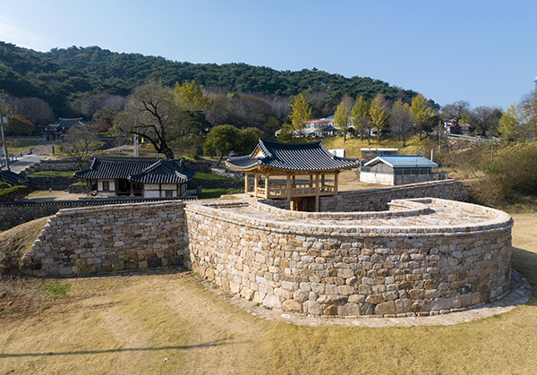 복원된 결성읍성 동문 진의루<br>

