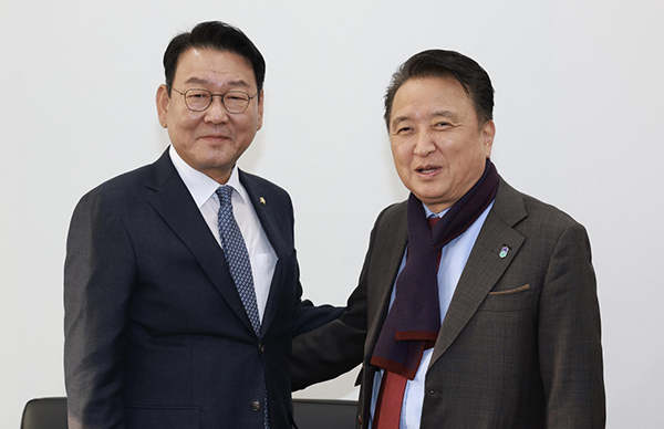 김교흥 행안위원장(더불어민주당·왼쪽)과 김영환 충북지사<br>
