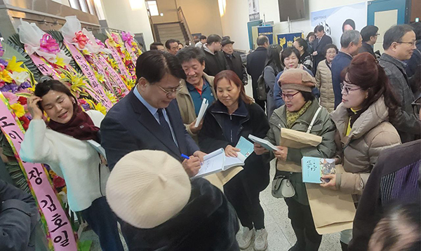저자사인회 장면