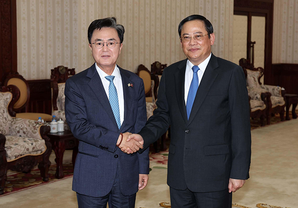 김태흠(왼쪽) 충남지사와 손싸이 시판돈 라오스 총리<br>
