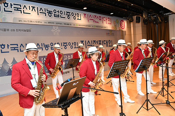 무릉도원 섹소폰 연주단 (단장 안재영 신지식농업인)의 축하 무대