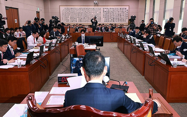 김도읍 법사위원장이 7일 오후 국회에서 열린 법제사법위원회 전체회의에서 의사봉을 두드리고 있다. <br>
