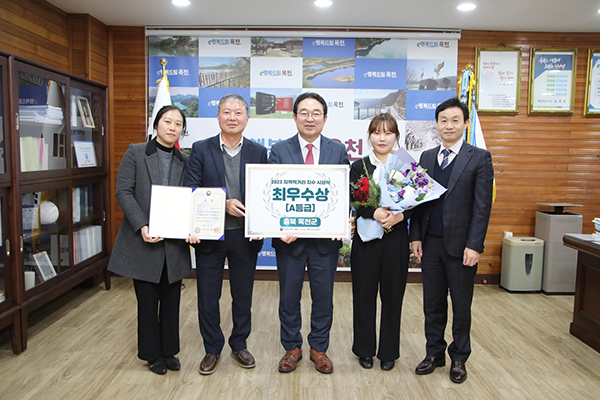 평가에서 A등급을 받은 뒤 직원들과 기념사진을 촬영하는 황규철 옥천군수(가운데).<br>

