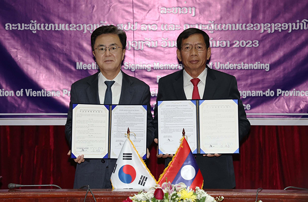 <strong>김태흠(왼쪽) 충남지사와 캄판 싯디담파 비엔티안 주지사</strong><br>
