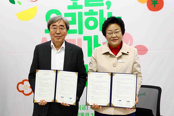왼쪽부터 박진선 샘표 대표이사, 김경희 이천시장<br>
