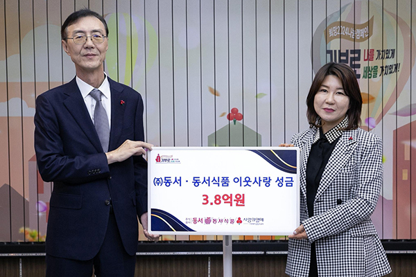 12일 중구 사회복지공동모금회에서 열린 성금 기탁식에서 최상인 동서식품 홍보상무(왼쪽), 김경희 사회복지공동모금회 사회공헌본부장이 기념촬영을 하고 있다. <br>
