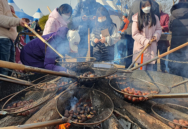 지난해 공주시 아트센터 고마에서 열린 겨울 공주 군밤축제 현장 모습.
