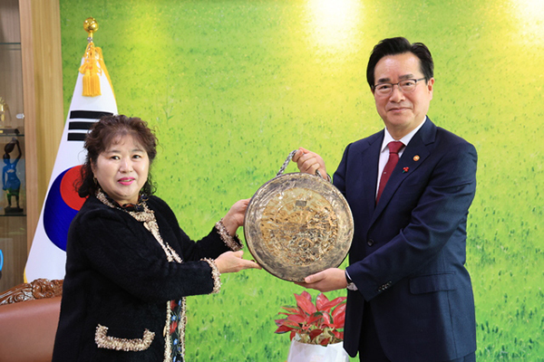 18일 이숙원 한국여성농업인중앙연합회장(왼쪽)이 정황근 농림축산식품부 장관에게 감사패를 전달하고 있다.<br>
