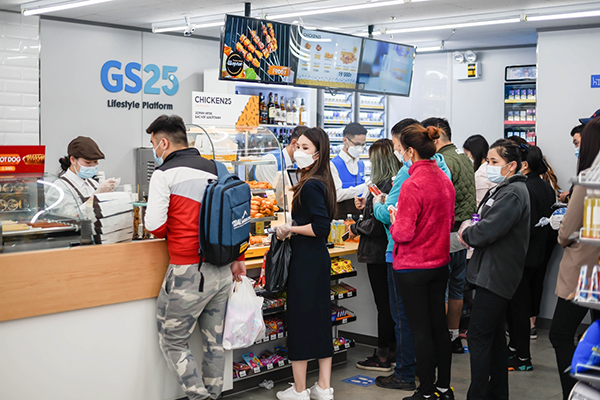 몽골 GS25 매장의 현지인 고객 <br>
