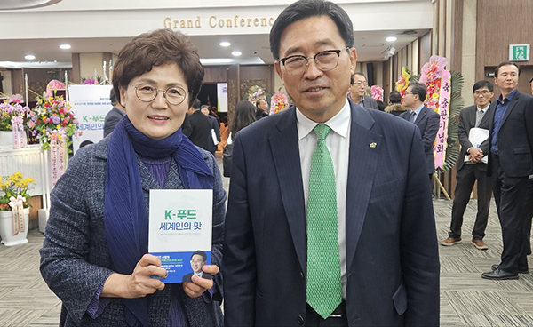 출판기념회장에서 포즈를 취한 김춘진 aT사장과 오명숙 여사<br>
