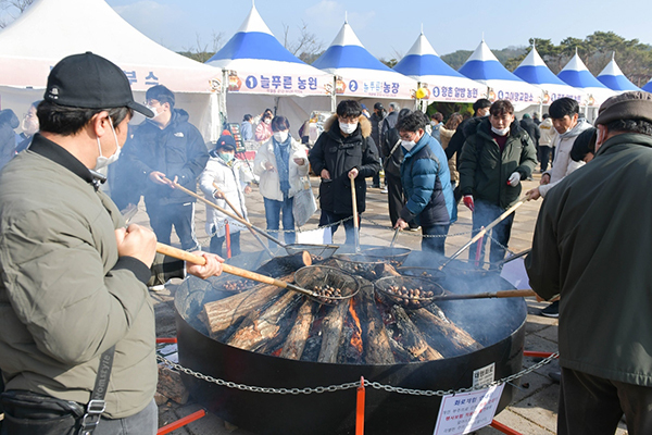 지난해 겨울공주 군밤축제 장면<br>
