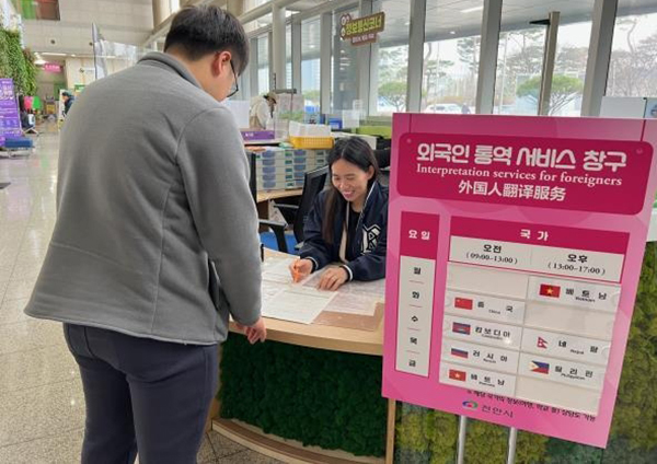 <strong>외국인 자원봉사자가 외국인 민원인의 민원 처리를 돕는 모습</strong><br>
