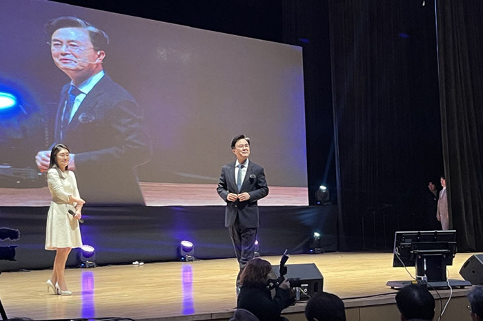 김태흠 충남지사가 7일 베이밸리 '베이밸리, 대한민국 신경제지도를 그리다' 행사에서 도민들에게 베이밸리 비전을 설명하고 있다.<br>
