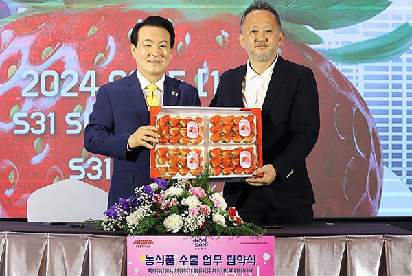 백성현 충남 논산시장이 15일 오전 태국 방콕 S31 수쿰빗 호텔에서 농식품 수출 협약식을 진행하고 있다.<br>
