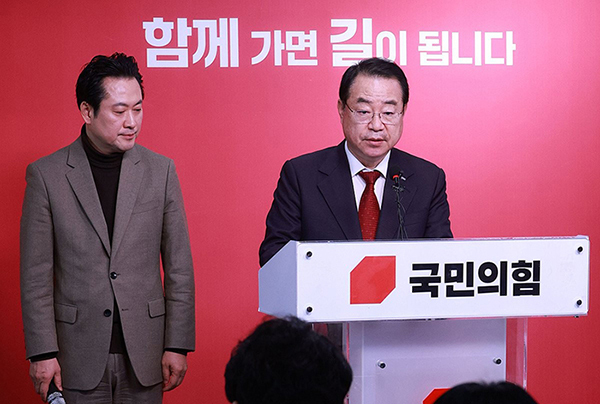국민의힘 정영환 공천관리위원장이 16일 오전 서울 여의도 국민의힘 당사에서 제8차 호의 결과를 발표하고 있다. <br>

