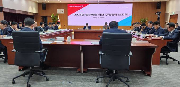 충남도도는 20일 도청 대회의실에서 김태흠 지사, 실국원장 등이 참석한 가운데 내년 정부예산 확보 추진 전략 보고회를 개최했다.<br>
