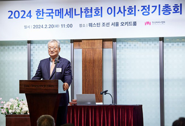 2024 한국메세나협회 이사회·정기총회에서 취임사를 하고 있는 윤영달 크라운해태제과그룹 회장.<br>
