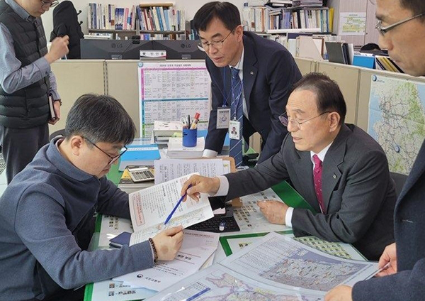 국토부를 방문해 협조 요청하는 박상돈 시장(오른쪽)<br>
