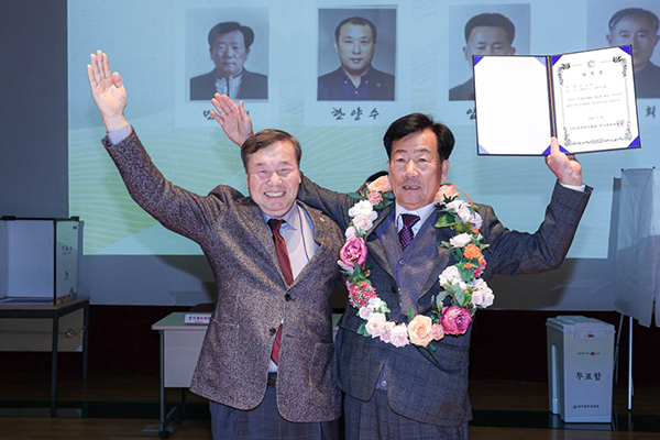 왼쪽부터 정윤섭 선거관리위원장(전북도지회장)과 민경천 제 11대 전국한우협회장 당선인<br>
