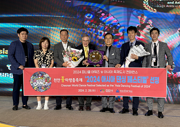 기념촬영하는 박상돈 시장(오른쪽 3번째)과 관계자들<br>
