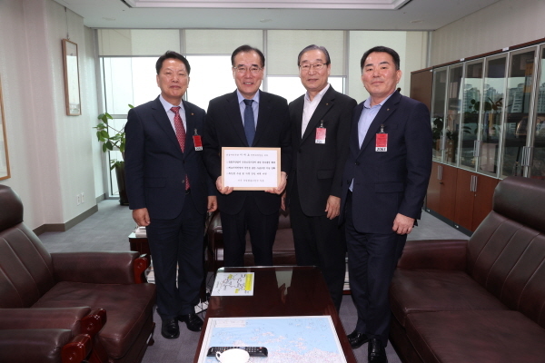 (왼쪽부터) 전형숙 안동봉화축협 조합장·이개호 의원·장원호 원북농협 조합장·배정섭 전남서남부채소농협 조합장이 기념사진을 촬영하고 있다.<br>
