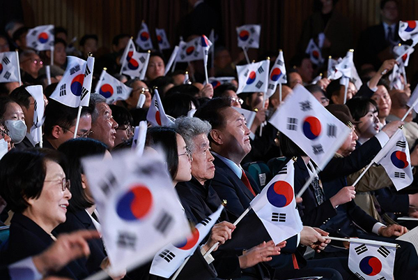 윤석열 대통령이 1일 서울 중구 유관순 기념관에서 열린 제105주년 3.1절 기념식에 태극기를 흔들고 있다. <br>

