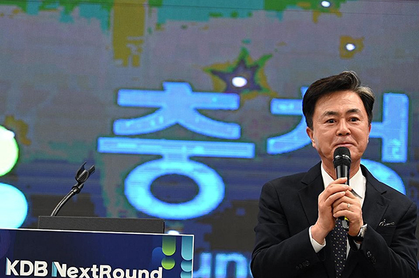 김태흠 충남지사가 4일 천안시 충남창업마루나비에서 열린 국내 최대 투자유치 대회 'KDB산업은행 넥스트라운드 인(in) 충남'에서 도 출자 펀드 1조원 조성, 기술 창업 기업 1만개 달성 등을 골자로 한 '벤처 투자와 기술 혁신의 중심, 충남' 비전을 선포하고 있다. <br>

