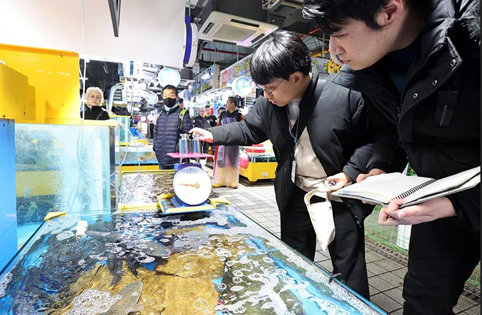 지난 5일 오후 인천 남동구 소래포구 종합어시장에서 남동구청 합동점검반이 접시 형태 저울을 점검하고 있다. 인천시 남동구는 소래포구 일대의 불법 상행위를 근절하기 위해 관계부서 합동으로 집중 점검을 벌였다.<br>
