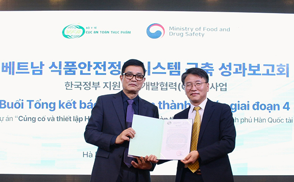 7일 베트남 하노이에서 열린 베트남 식품안전 정보시스템 구축 성과보고회에서 응우옌 탄 퐁 베트남 식품청장(왼쪽)이 우영택 식약처 기획조정관에게 감사장을 전하고 있다. <br>
