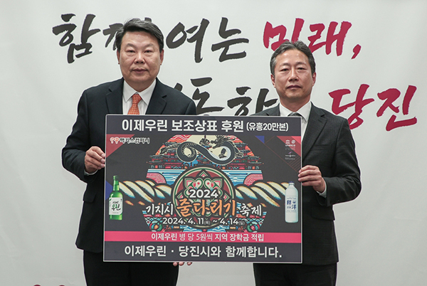 왼쪽부터 오성환 당진시장, 김규식 맥키스컴퍼니 대표 <br>
