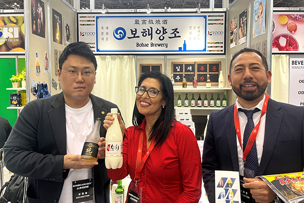 <strong>보해 부스 찾은 외국인 바이어들</strong>