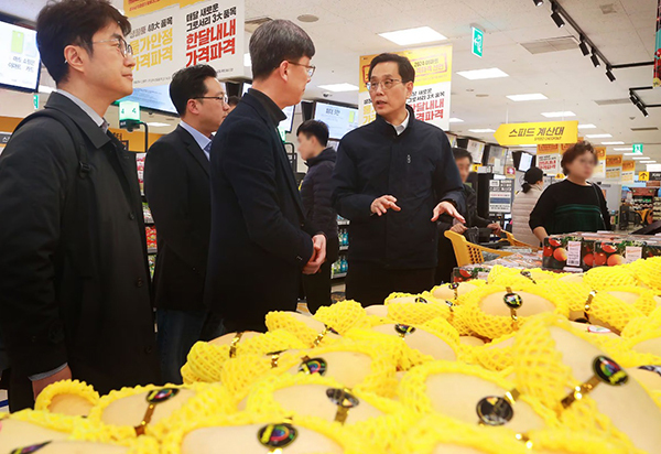 한훈 농림축산식품부 차관이 15일 오후 서울 용산구 이마트 용산점에서 농식품 물가 대책 시행과 관련해 현장 점검 하고 있다.<br>
