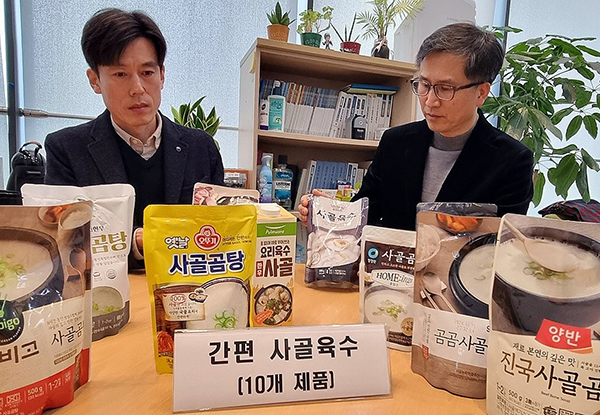 대전충남소비자연맹이 19일 오전 정부세종청사 공정위 기자실에서 시중에 판매 중인 간편 사골육수 10개 제품을 대상으로 안전성, 품질, 표시 적합성 등을 시험한 결과를 발표했다. 사진은 직원들이 시험 제품을 살펴보는 모습. <br>
