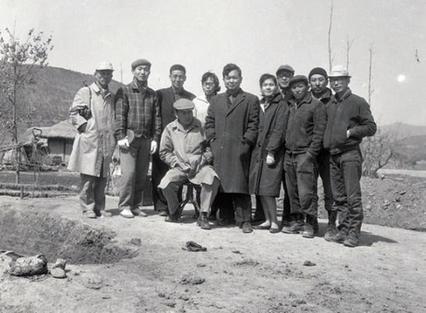 1964년 국립박물관 조사단의 현장 방문 모습