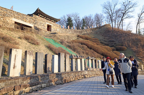 유인촌 문화체육관광부 장관이 20일 충남 공주시를 방문해 공산성을 둘러보고 있다.<br>
