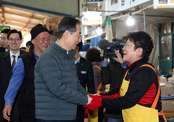 21일 오후 공주산성상권 방문에 나선 한덕수 국무총리가 충남 공주시 공주산성시장에 들러 상인들을 격려하고 있다.<br>
