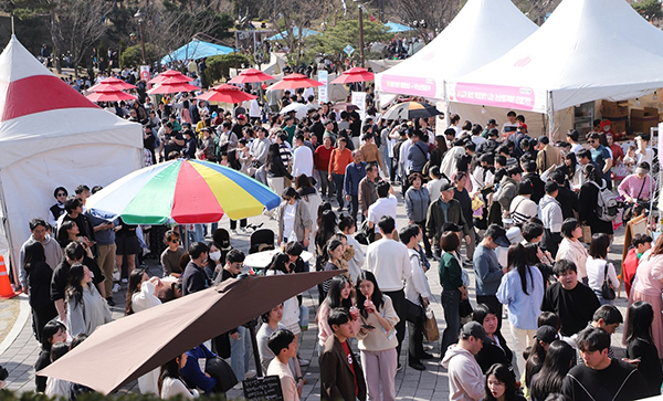 방문객으로 북적이는 논산딸기축제 현장<br>
