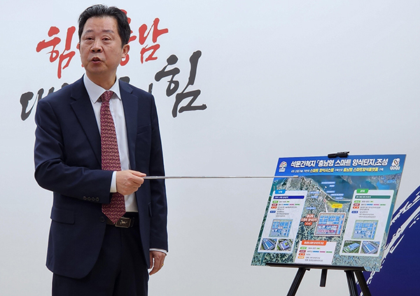 <strong>브리핑하는 장진원 충남도 해양수산국장</strong><br>
