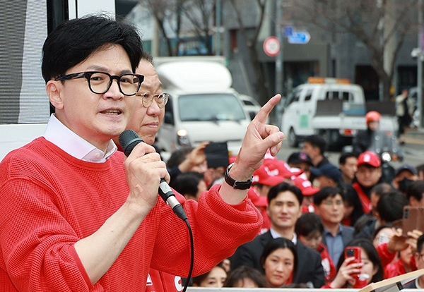  국민의힘 한동훈 비상대책위원장 겸 총괄 선거대책위원장이 28일 서울 용산구 용문시장 사거리에서 권영세 후보 지지 발언을 하고 있다. <br>
