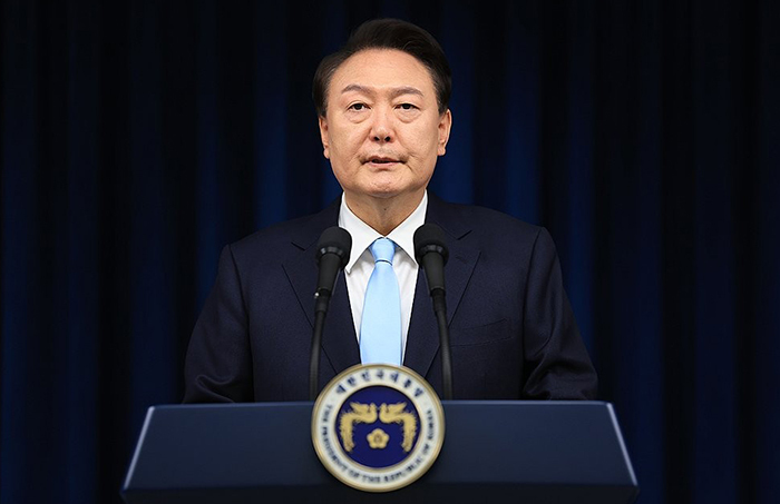 윤석열 대통령이 1일 서울 용산 대통령실 청사에서 의료 개혁 관련 '국민께 드리는 말씀'을 하고 있다<br>
