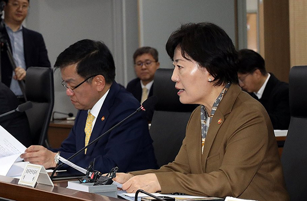 송미령 농림축산식품부 장관이 2일 오전 정부세종청사 중앙동 대회의실에서 열린 물가관계장관회의에서 발언하고 있다. <br>
