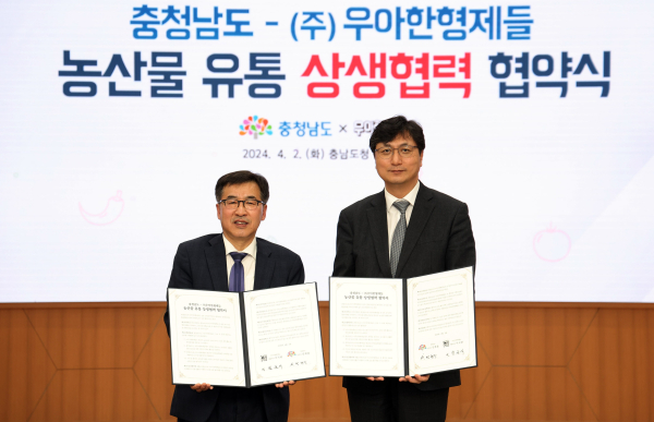 2일 배달의민족 운영사 우아한형제들이 충청남도와 ‘농산물 판로 확대 위한 업무 협약’을 체결했다. 함윤식 우아한형제들 부사장(오른쪽), 전형식 충남도 정무부지사가 협약 체결 후 기념사진을 촬영하고 있다.<br>
