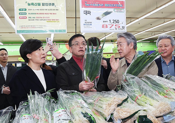 최상목 부총리 겸 기획재정부 장관과 송미령 농림축산식품부 장관, 강호동 농협중앙회장이 지난 3월 25일 오전 경기도 성남시 하나로마트 성남점에서 물가 현장 점검을 하고 있다. <br>
