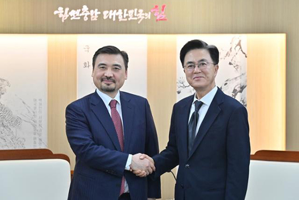 김태흠(오른쪽) 충남지사가 5일 접견실에서 누르갈리 아르스타노프 주한 카자흐스탄 대사와 교류협력에 대해 논의한 뒤 기념촬영을 하고 있다.<br>
